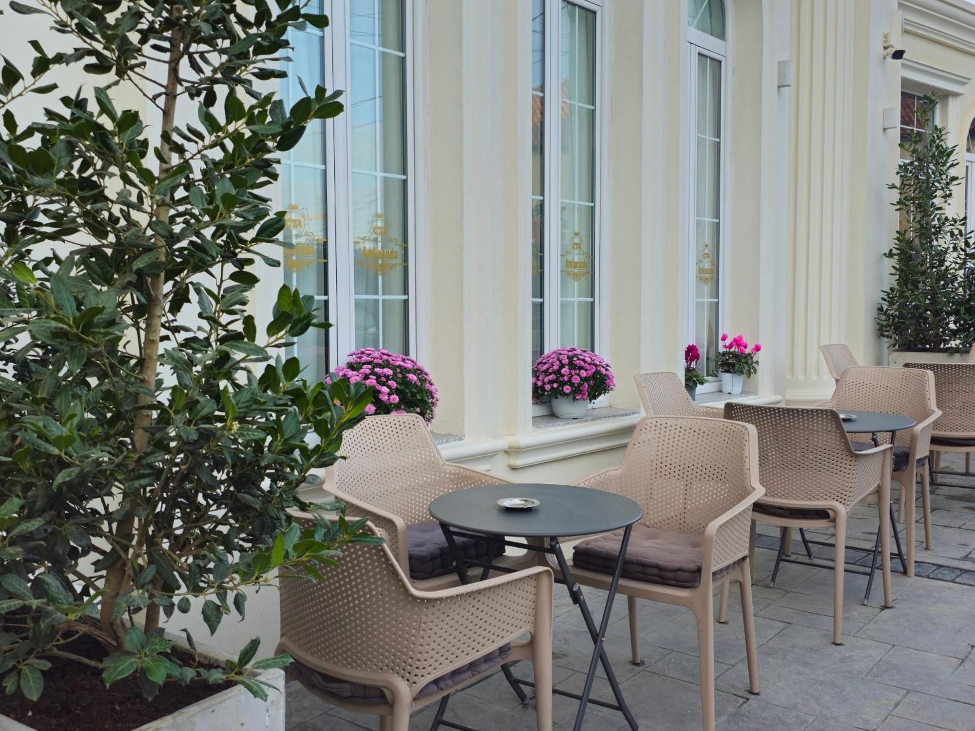 Hotel Ambasada Qta Paskuqan Luaran gambar